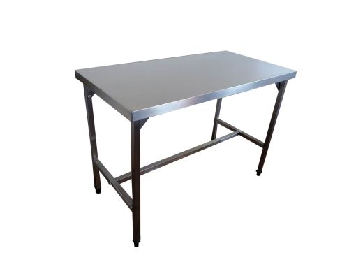 Tierärztlicher Behandlungstisch mit Rollen  biały nowy stół.jpg