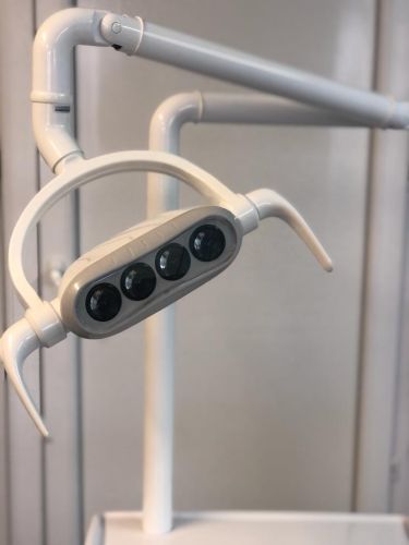 Mobile Deluxe-Einheit mit Kompressor und Behandlungslampe Unit Delux z kompresorem z lampą zabiegową